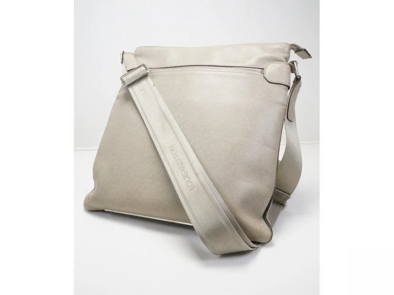 Ladies Louis Vuitton shoulder bags with a single - handle silhouetteAuthentic Pre-owned Louis Vuitton Taiga Polaire Light Gray Sasha Messenger Bag M32628 170831