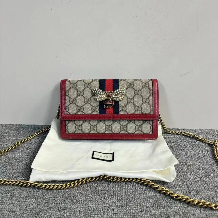 Women Gucci bags with a zippered interior pocketGucci Bee Wallet On Chain GG Supreme Canvas Leather Red Small