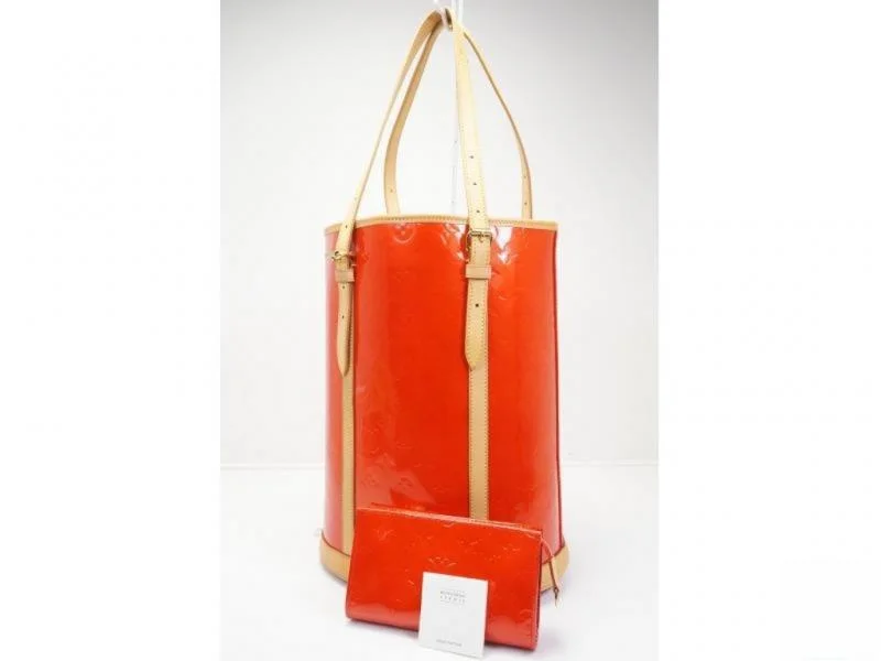 Louis Vuitton crossbody bags in a bold red color for a statementAuthentic Pre-owned Louis Vuitton Vernis Special Ordered Rouge Bucket Gm Shoulder Tote Bag 170672