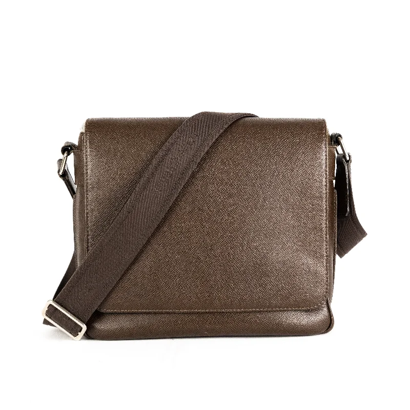 Louis Vuitton bags with a magnetic snap closure for easy accessLouis Vuitton Messenger Bag Brown