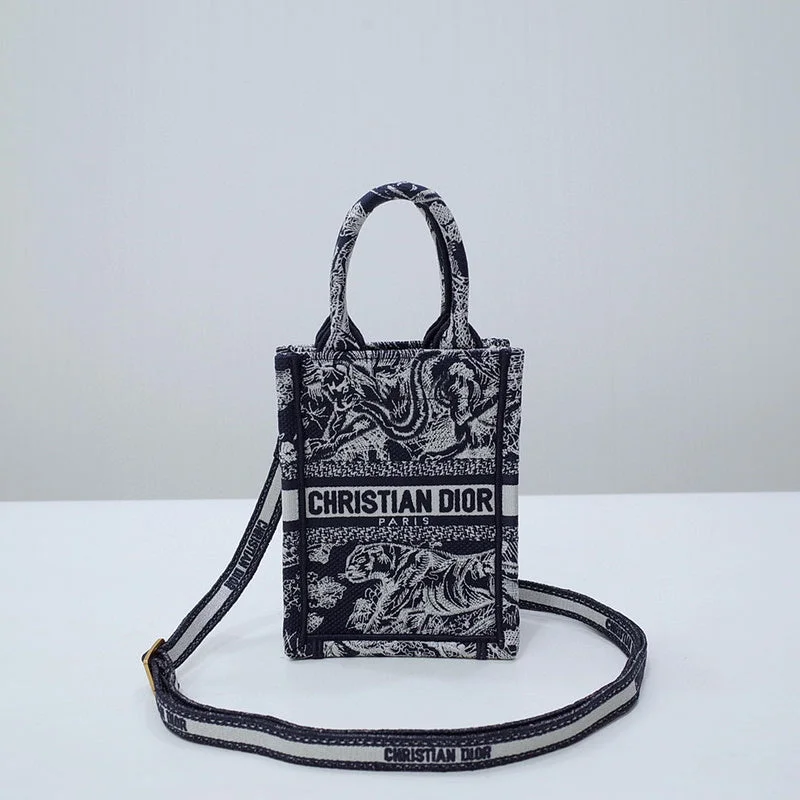 Fashion - forward Christian Dior tote bags for the modern womanChristian Dior  Bags - 3827